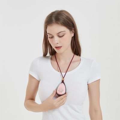 2 घंटे चार्जिंग पोर्टेबल पहनने योग्य छोटे एयर क्लीनर 20dB पहनने योग्य एयर फिल्टर