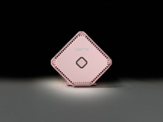 छोटी जगहों और कारों के लिए कॉम्पैक्ट सफेद वायु शोधक तंबाकू के धुएं और सिगार की गंध को समाप्त करता है