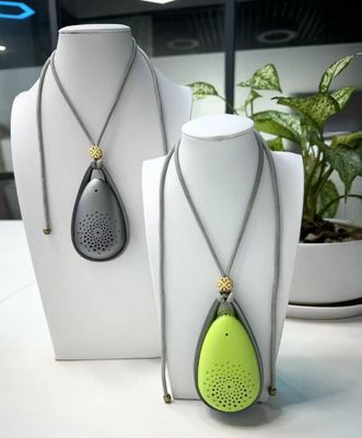 850 एमएएच बैटरी और <20 डीबी कम शोर के साथ एफसीसी प्रमाणित पहनने योग्य वायु शोधक