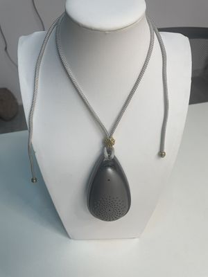 चलते-फिरते स्वच्छ हवा का अनुभव करें पोर्टेबल पहनने योग्य एयर प्यूरीफायर USB चार्जिंग केबल के साथ